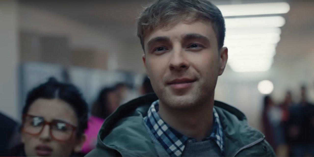 Кто снимался в комедийном клипе «Love Is»
