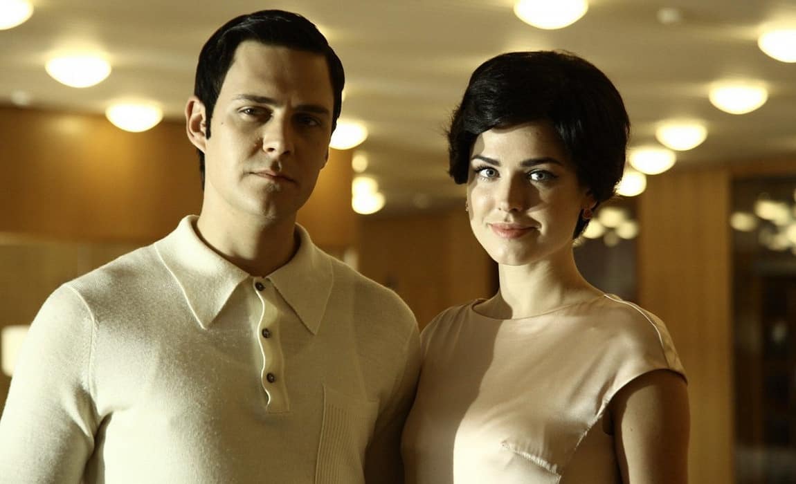 Сериал Магомаев - биографический драматический телесериал, об известном певце. Главную роль в этом фильме исполнили Милош Бикович, Ирина Антоненко и Светлана Устинова. Сериал показывают на первом канале с 9 марта. Сюжет охватывает годы, когда у власти стоял Брежнев. Во время записи своей концертной программы Магомаев знакомится с Тамарой Синявской, завязываются отношения между восходящей звездой Большого Театра и известным исполнителем Советской эстрады. Проблема состоит в том, что Тамара замужем и у Муслима есть жена. Сюжет фильма строится вокруг их отношений, а также биографическое описание, развитие карьеры Муслима. Роль Муслима Магомаева исполняет Милош Бикович, уже известный по таким фильмам, как Холоп, Лед, по сериалу Отель Элеон. Известно, что Миош родом из Белгорода, его роль в этом фильме озвучивал другой актер. Тамару играет Ирина Антоненко, это российская фотомодель, Мисс Россия-2010. Однако после победы в конкурсе. Она завершила карьеру модели и начала сниматься в фильмах. Впервые она появилась в фильме Фантом, затем сыграла одну из главных ролей телесериале Корабль. Также она появилась в фильме Отрыв, Осиное гнездо. Редактора программы играет российская киноактриса известная по массе фильмов, она снималась в фильме Хардкор, Пушкин, Бумер, Журов и в других фильмах. Среди актерского состава также выделяется Александр Соколовский, который играет Сергея Бережного, артиста балета и мужа Тамары. Также в сериале можно увидеть Александра Нестерова, Балаева, Михаила Станкевича и других известных актеров. Многие отмечают, что актерский состав подобран обдуманно, проходили строгие кастинги, ведь главной задачей было то, чтобы актеры внешне напоминали известных всей стране артистов.