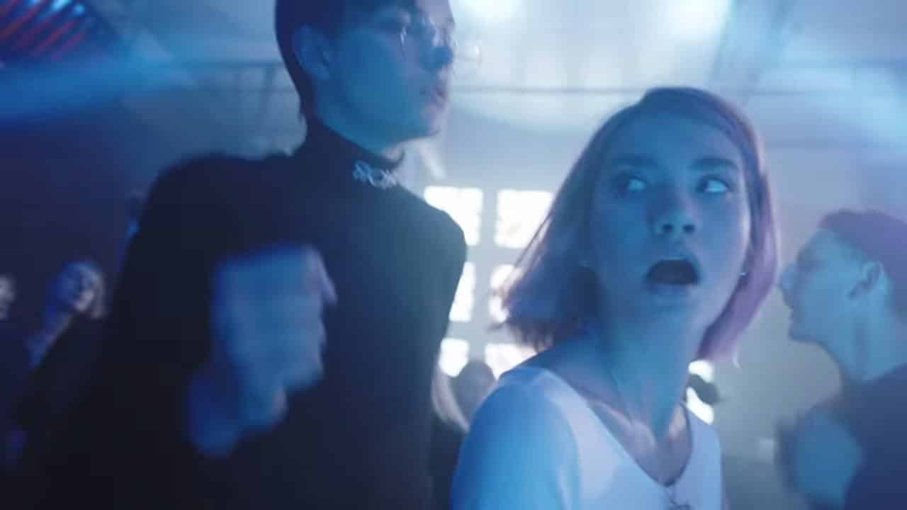 Смысл песни "Плачу на техно" групп "Хлеб" и Cream Soda