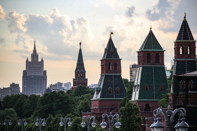 Смысл пословицы: "Мягко стелет, да жестко спать"