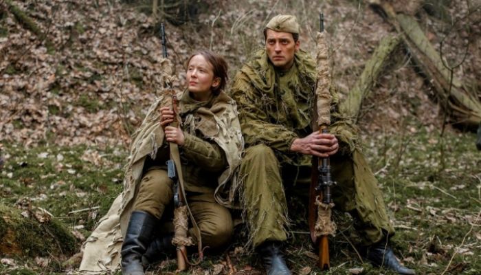 чем закончился фильм "Ни шагу назад"