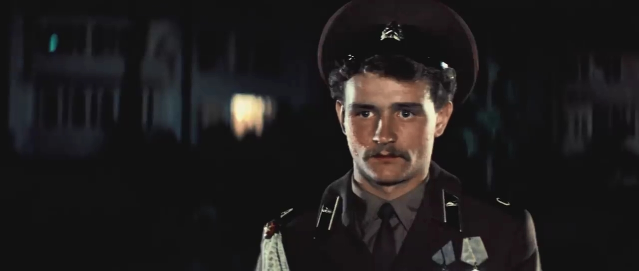 Солдат смотрит на Ивана у его дома