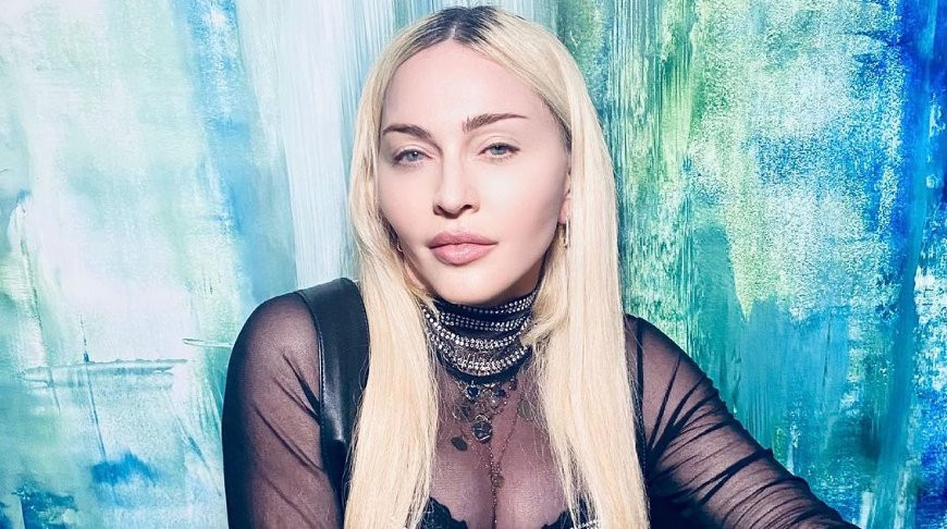 В этом году Мадонне исполнилось 63 года, но стареть она, кажется не собирается. Так, у девушки появился новый бойфренд, она ведет активную общественную жизнь. Тем не менее, она часто натыкается на критику многочисленных поклонников и подписчиков. Впрочем, ей не привыкать.На одной из последних фотосессий актриса появилась с фотографом Стивеном Кляйном, с которым они сотрудничают долгое время. Один из снимков, где Стивен приставил к горлу певицы нож, вызвал настоящий шквал критики. Подписчики считают, что это не самый лучший сюжет для фото, так как оно пропагандирует домашнее насилие.Раскритиковали диву и за неудачную прическу, посчитав, что африканские косы – это культурная апроприация. И наконец, нарвался на критику пост певицы, где она заявила, что над ее последним по времени туром, Мадам Х, ее команда работала бесплатно. По ее словам, коллеги трудились во имя искусства. Певицу обвинили в том, что у нее миллионы, а она заставила людей трудиться без зарплаты и посчитали, что это ужасно.Еще одна знаковая фотосессия появилась на Хеллоуин, который певица отмечала с детьми, Лурдес, Рокко, Дэвидом, Мерси, Эстер и Стелой, а также с юным бойфрендом и друзьями. Девушка появилась в образе Харли Квин, персонажа фильма «Отряд самоубийц», одевшись в короткие шорты и колготки в сеточку, сквозь которые видны новые татуировки. Также спутником ее образа стала неизменная бейсбольная бита. Молодой возлюбленный проигнорировал дресс-код, а вот все дети певицы позировали в карнавальных костюмах. Певица часто выкладывает фото с различных вечеринок, которые устраивает сама, и на которых присутствует в качестве гостя. Но если с общественной и личной жизнью у нее все в порядке, то внешность дивы сегодня сильно критикуют. Так, недавно появились фотографии с ее ночного выступления в Гарлеме. На них певица одета в черное платье с разрезом на бедре, кружевные перчатки и колготки в сетку. Но если в инстаграм Мадонна выложила отретушированные фото, где тело выглядит подтянутым, а лицо – молодым, то фото без фильтров поклонников напугало. На них видно, что у нее есть мешки под глазами и морщины, а также выпирает живот. Поклонники посчитали, что это два разных человека. Кроме того, многие люди считают, что тело певицы начало ей мстить за долгие годы на диетах и с непосильными тренировками. Поп-дива сильно поправилась, очень часто она появляется на публике в балахонах, похожих на те, что в молодости носила Алла Пугачева. Не так давно диву пригласили на шоу Live with Kelly and Ryan, где она даже станцевала. Было видно, что из-за лишних килограмм танец дался ей тяжело – певица едва смогла после него отдышаться. Тем не менее, Мадонна продолжает активно тренироваться: она любит не только тренажерку, где проводит до пяти часов в стуки, но и танцы, сайклинг, конный спорт и много других направлений. Она считает, что тренировку можно перенести, но точно не отменить. Кроме того, дива не изменяет занятиям танцам и йогой. А еще активно занимается с легендарным тренером Трейси Андерсон. Важно для нее и питание. Так, она каждый день пьет литра по три воды и обязательно ест богатые коллагеном и йодом водоросли. Согласитесь, что-то в этом есть, ведь йод – лучший друг щитовидки, которая отвечает за наш вес.