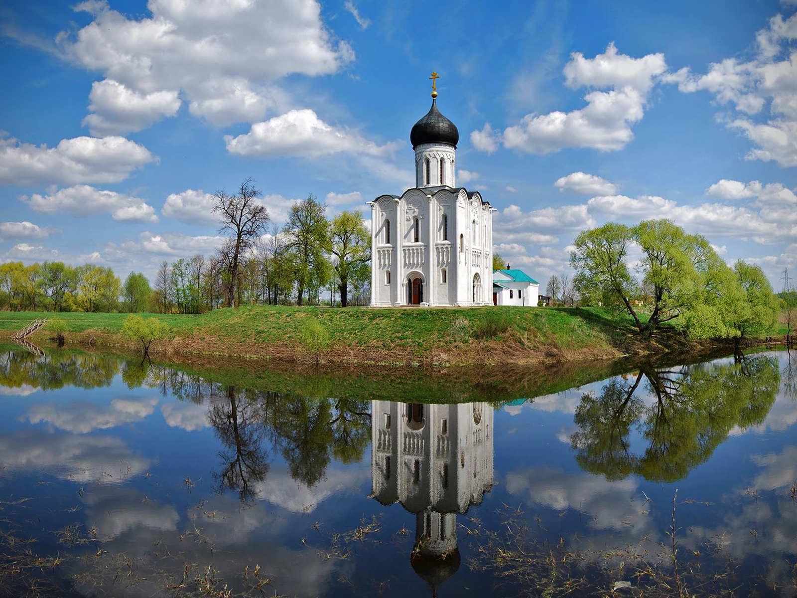 Сочинение по картине "Церковь Покрова на Нерли" (С.В. Герасимов)