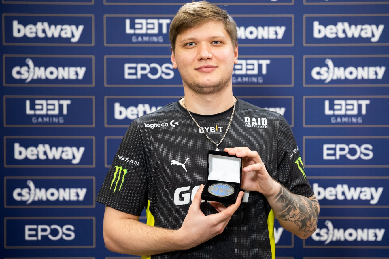 Сколько зарабатывает S1mple в нави