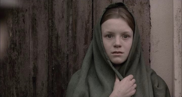 Соня в шоке стоит у двери